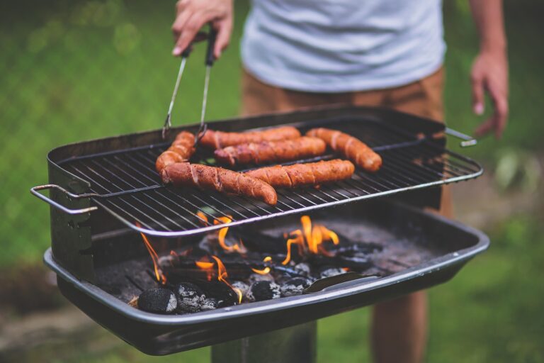 Saucisses sur grille de barbecue