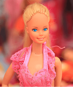 Barbie dans sa robe rose iconique