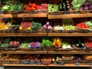 Rayon de fruits et légumes au supermarché.