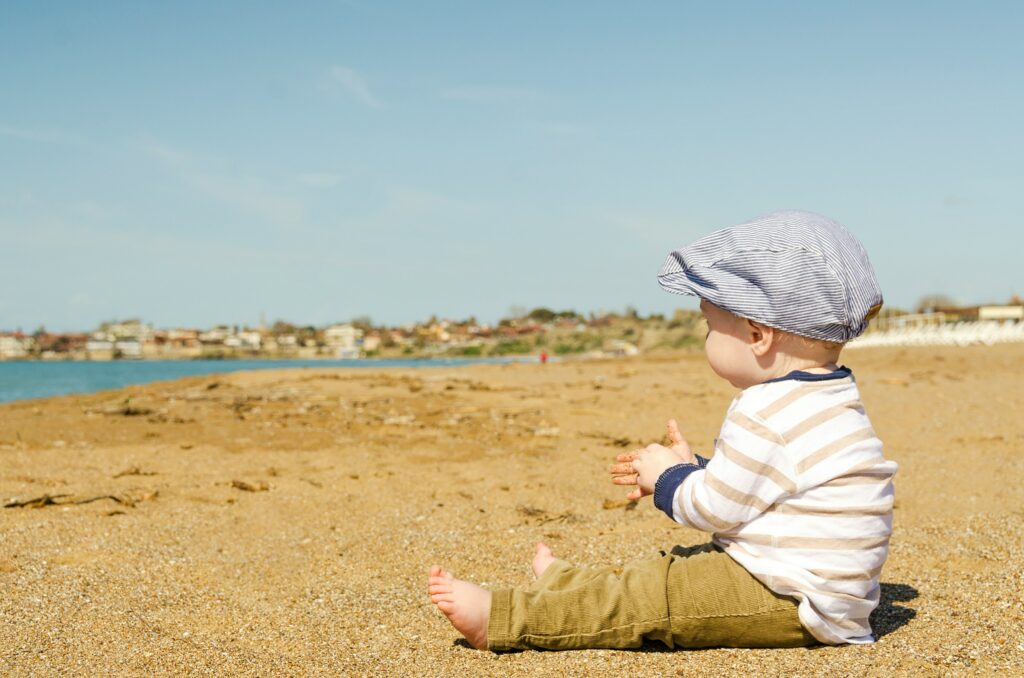 Quels gestes adopter si bébé prend un coup de soleil ?