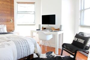 Chambre étudiante avec lit et coin bureau