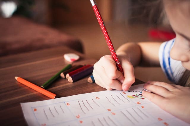 Petite fille qui fait ses devoirs