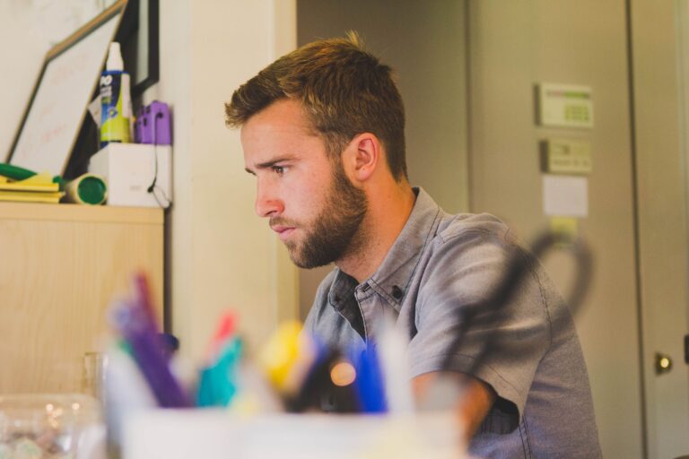 Un homme reprend le travail après son retour de vacances.