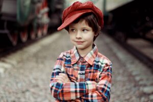 Un enfant bien habillé pour sa rentrée scolaire.