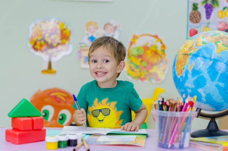 Un enfant heureux à l'école