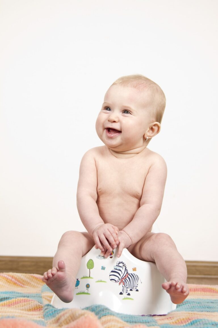 Un bébé apprend la propreté sur le pot