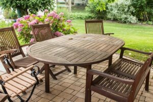 Salon de jardin avec table et chaises en bois