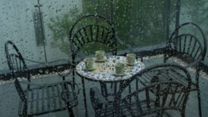 Mobilier de jardin sous la pluie sur la terrasse