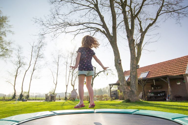 Enfant sur trampoline