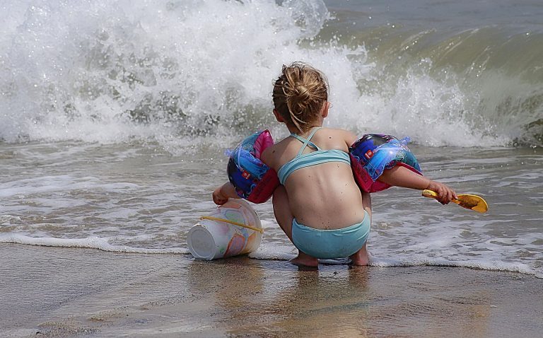 Enfant plage jeux