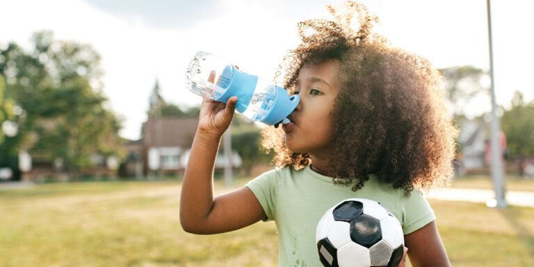 Enfant qui boit dans une gourde