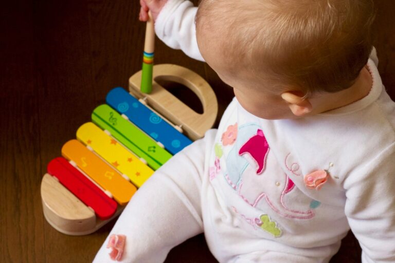 Bébé qui s'amuse avec un jouet éducatif